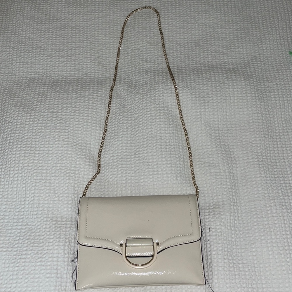 Cream white crossbody purse. Gold chain. 🤍🤍🤍🤍🖤🖤🖤🖤🖤